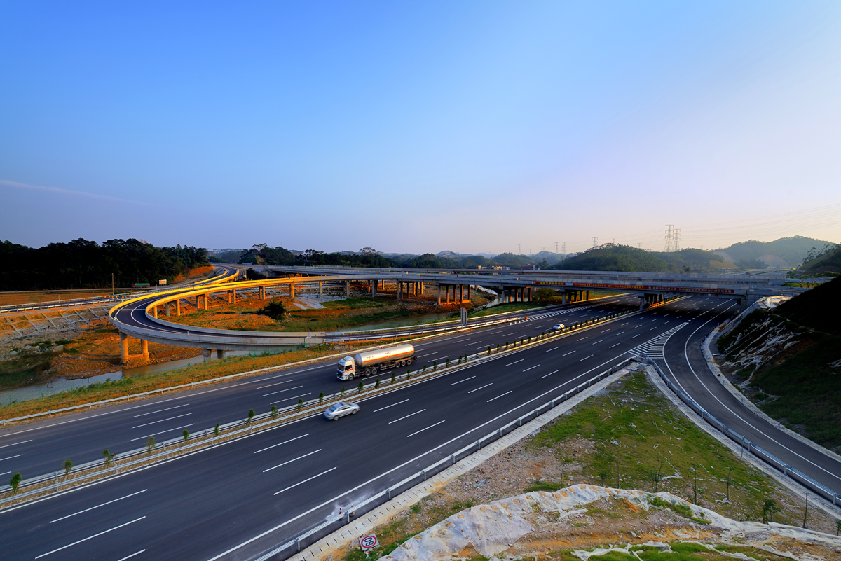 防城至东兴高速公路 - 公路工程 - J9集团