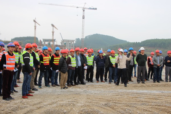 柳南改扩建全线清静治理职员旅行特大桥施工现。。。。ㄐ薷某叽纾.jpg